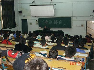 卞老师在为学生认真讲解