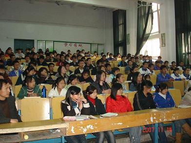 同学们全神贯注地听讲
